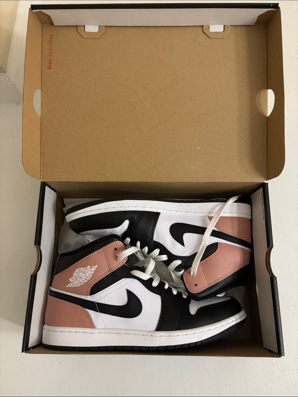 Jordan 1 mid
White/black-rust pink
Men’s 11.5